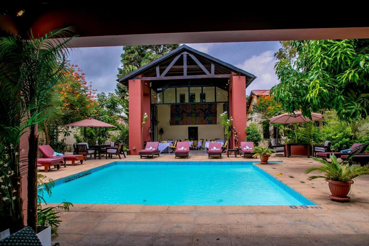 Hibiscus House Gambia Hotell Brufut Exteriör bild