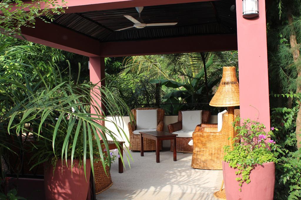 Hibiscus House Gambia Hotell Brufut Exteriör bild