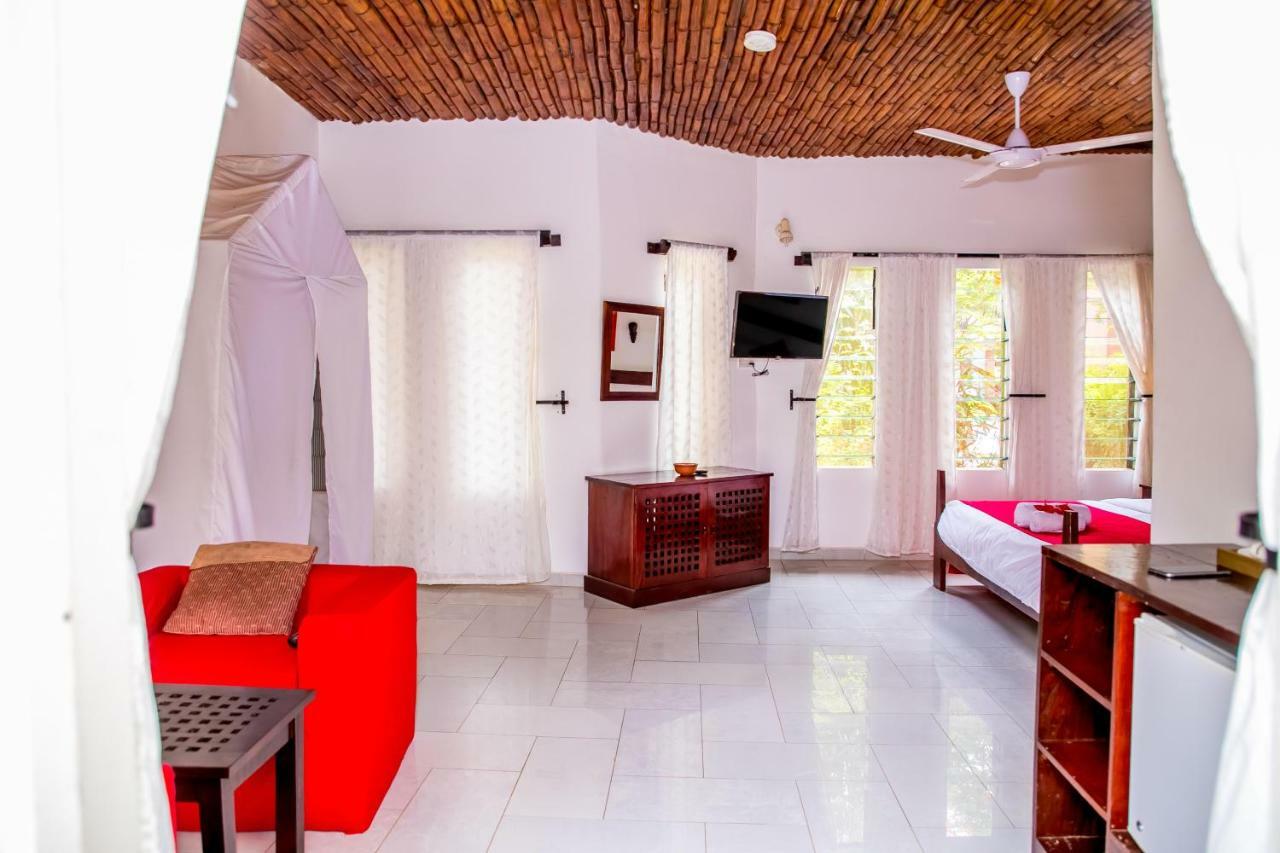 Hibiscus House Gambia Hotell Brufut Exteriör bild