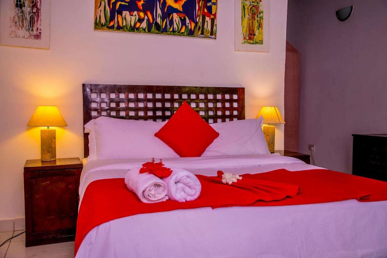 Hibiscus House Gambia Hotell Brufut Exteriör bild