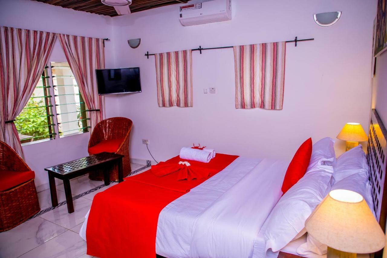 Hibiscus House Gambia Hotell Brufut Exteriör bild