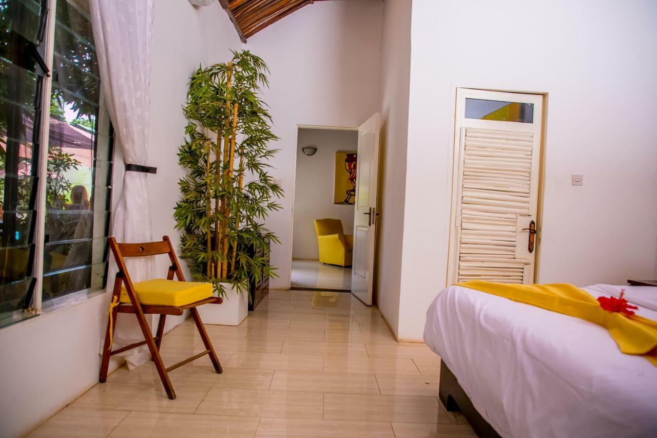 Hibiscus House Gambia Hotell Brufut Exteriör bild