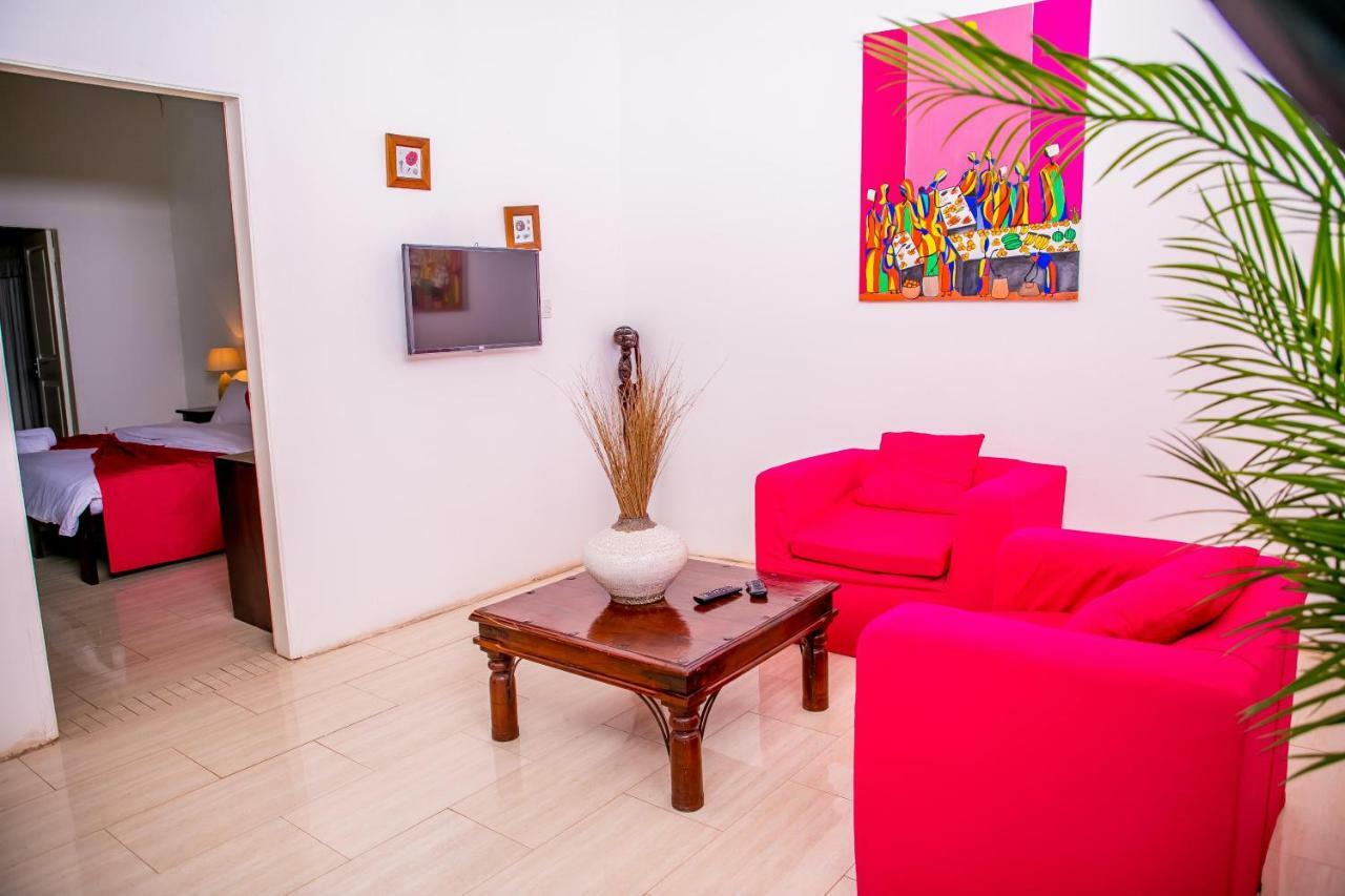 Hibiscus House Gambia Hotell Brufut Exteriör bild
