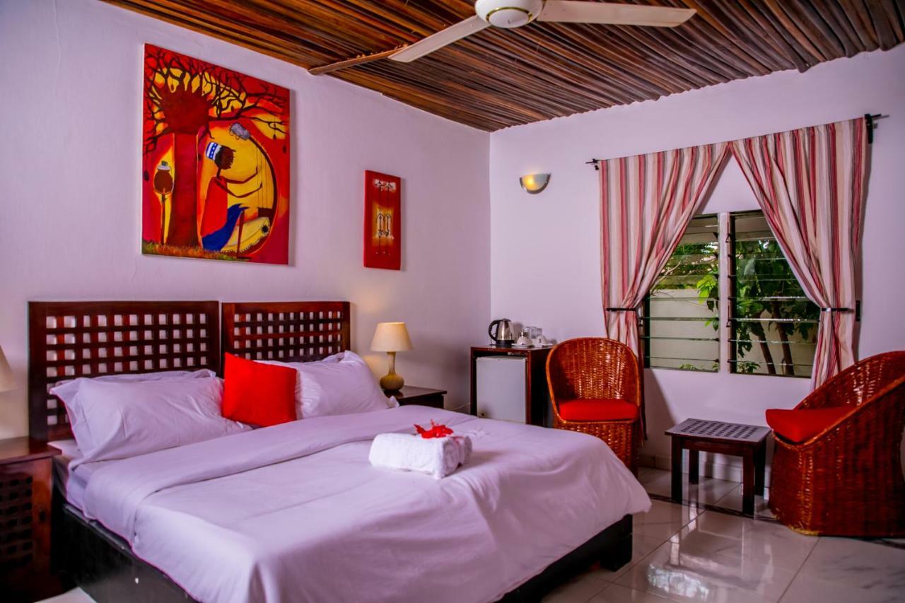 Hibiscus House Gambia Hotell Brufut Exteriör bild