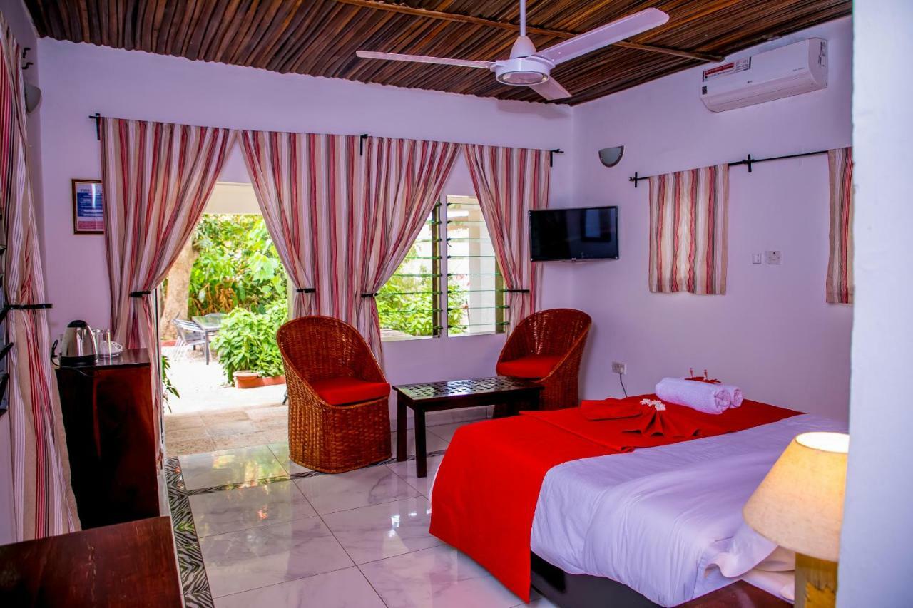 Hibiscus House Gambia Hotell Brufut Exteriör bild
