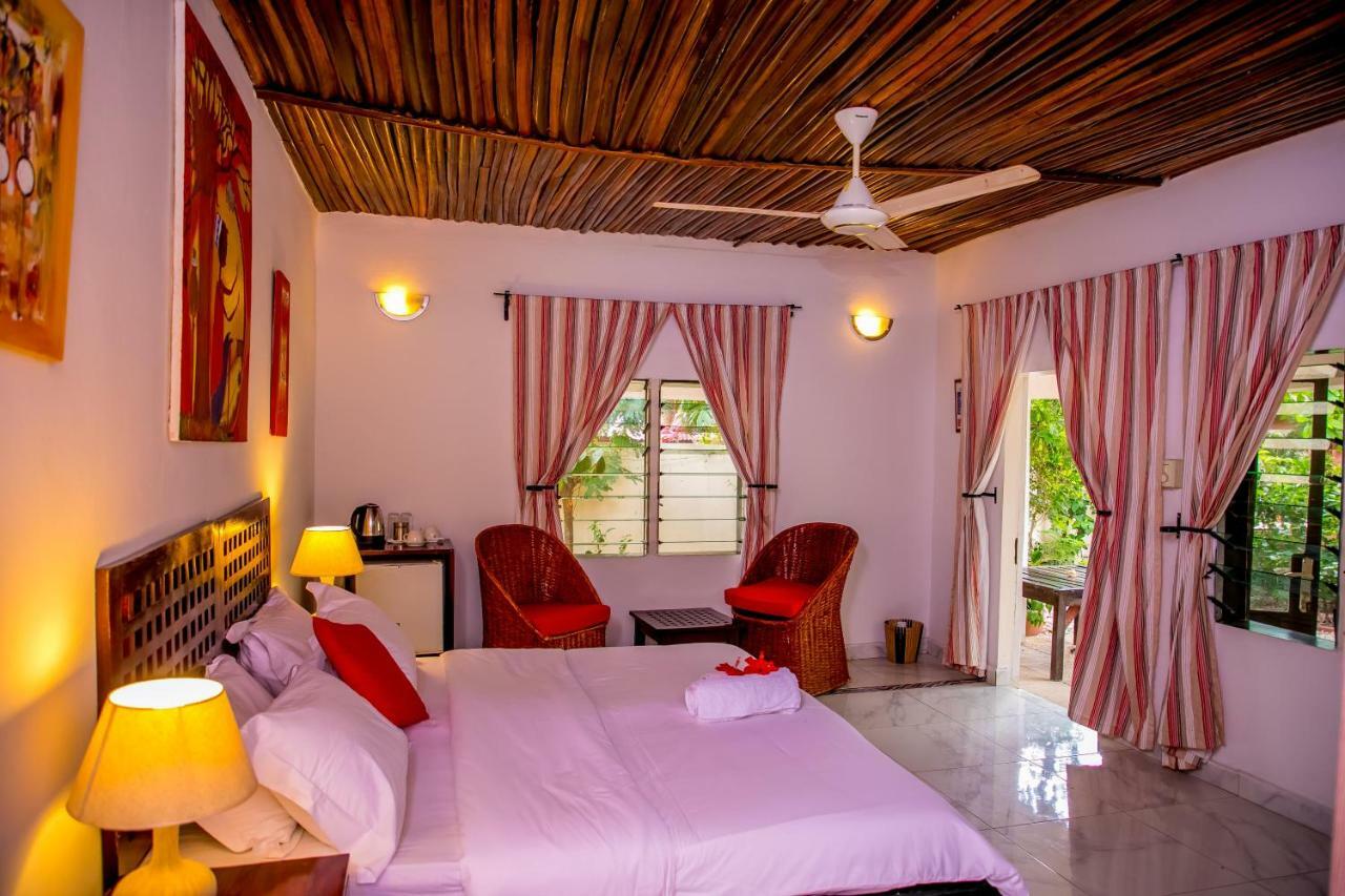 Hibiscus House Gambia Hotell Brufut Exteriör bild