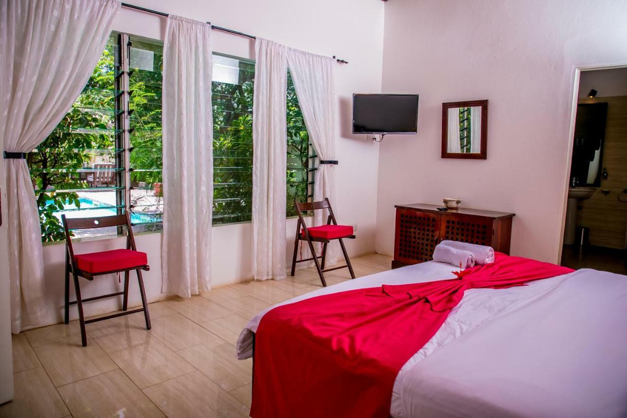 Hibiscus House Gambia Hotell Brufut Exteriör bild