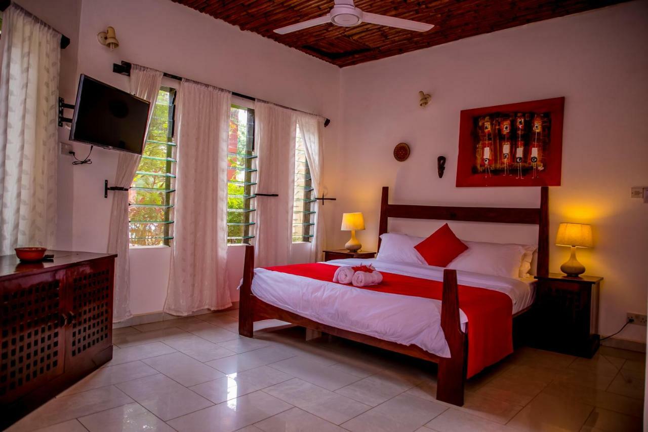 Hibiscus House Gambia Hotell Brufut Exteriör bild